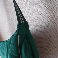 ユニクロ ラウンド ミニショルダーバッグとおまけのユニクロ 布バッグの画像