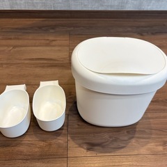 IKEAゴミ箱と小物入れの画像