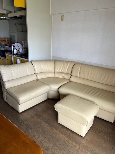 【お取引先決定】ティファニーデザイン　オットマン付きコーナーソファー　ベージュ革製　収納付き　三人掛け