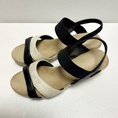 モノトーンなサンダルの画像