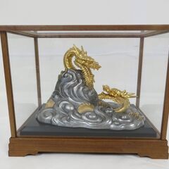 置物 ガラスケース付き 2対の龍 雲 24KGP 金メッキ 805g の画像
