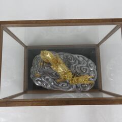 置物 ガラスケース付き 2対の龍 雲 24KGP 金メッキ 805g の画像