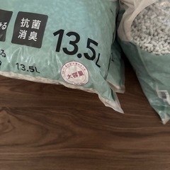 カインズ製 ブルーに変わる紙製のネコ砂の画像