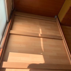 ダブルより少し大きいマトレス付きベットです。の画像