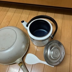 深型フライパン、広口やかん、しゃもじの画像