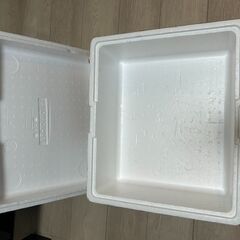 【無料でお譲りします】DIYでおしゃれに変身！木目＆大理石調の発泡スチロールボックスの画像