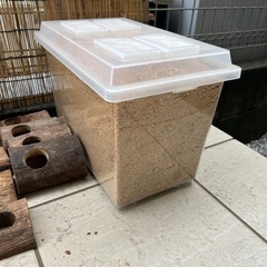 中古昆虫飼育用品、飼育ケース、止まり木、昆虫マット、昆虫ゼリーの画像