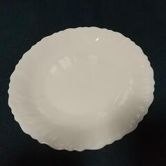 いろいろな食器皿の画像