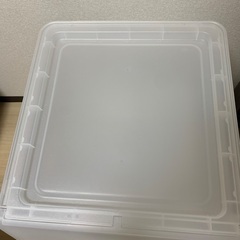 半透明の収納ケースの画像
