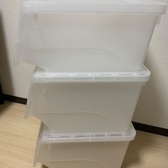 半透明の収納ケースの画像