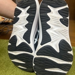 ASICS ブラック/ホワイト スニーカーの画像