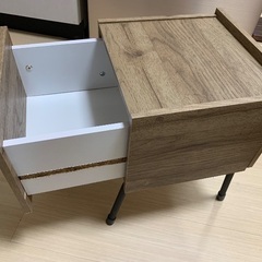 ベッドサイドテーブルの画像