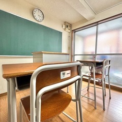 学校用教卓　教室の画像