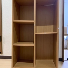 木目調の本棚の画像