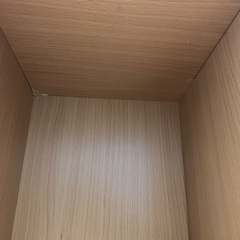 木目調の本棚の画像