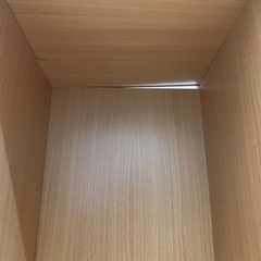木目調の本棚の画像