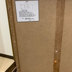 木目調の本棚の画像
