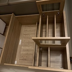 シンプルデザインな食器棚の画像