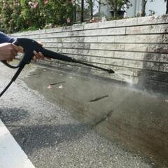 家周りの外壁など高圧洗浄機でお掃除します。
