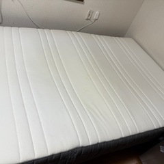ブラウンカラーのダブルベッドの画像