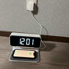ワイヤレス充電機　デジタル時計、アラーム付き　【美品】の画像