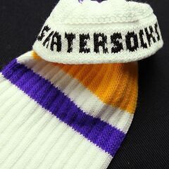 (3952) SkaterSocks (スケーターソックス) ロングソックス 靴下 男女兼用 ソックス チューブソックス Knee high White tube socks with Purple-Gold stripes style 3 (22インチ) スケボー SK8の画像