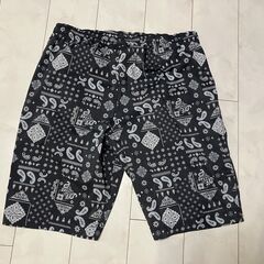 ユニクロ メンズ ハーフパンツ ペイズリー柄 濃いグレーの画像
