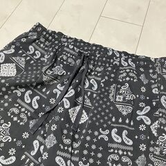 ユニクロ メンズ ハーフパンツ ペイズリー柄 濃いグレーの画像