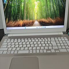 東芝　高性能7世代Core i7搭載 高速SSD240G　メモリ大容量16G　薄型スリム　テンキー　フルHD大画面15.6インチ　薄型軽量モデル　カメラ内蔵　HDMI出力　USB3.0 Wifi対応の画像