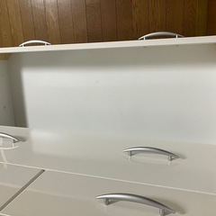 チェスト　引出しガタつきと補修跡ありの画像