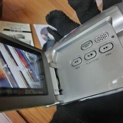 ★難有、ビデオカメラ、★簡単操作確認済、●乾電池電式でバッテリー切れなし、ケース付き、説明書、CD,他、★難有→電池ケースが閉まりせん画像４、押さえて撮影可、乾電池確認用にお付けします。治せる方に、NC.NRでお願い致します★お手数をおかけしますプロフィール必読ですの画像