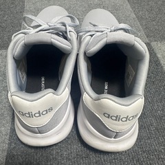 adidas 靴の画像