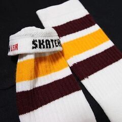 (6720) SkaterSocks ロングソックス 靴下 男女兼用 ソックス スケート スケボー チューブソックス Knee high White tube socks with Maroon-Gold stripes style 1（22Inch 22インチ）SKATEの画像