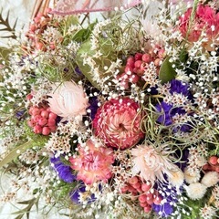 【ハンドメイド】ピンクの花かご風ドライフラワーリースの画像