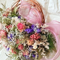 【ハンドメイド】ピンクの花かご風ドライフラワーリースの画像