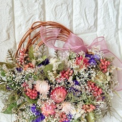 【ハンドメイド】ピンクの花かご風ドライフラワーリースの画像