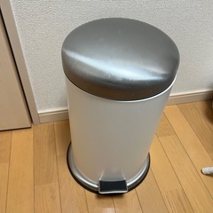 IKEA ペダル式ゴミ箱の画像