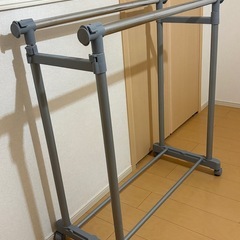 伸縮物干しラックの画像