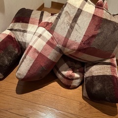 こたつテーブルと椅子の画像