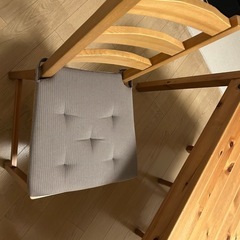IKEA ダイニングテーブルと椅子二脚の画像