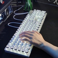 極美品！ゲーミングキーボード／ホワイト／黒軸／フルサイズの画像