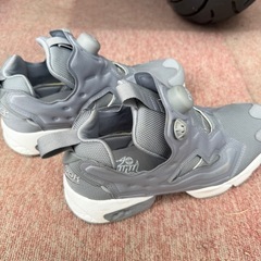 Reebok リーボック インスタ ポンプフューリー グレー スポーツ シューズ 23.5cmの画像