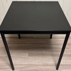 IKEAのダイニングテーブル（サンドスベリ）の画像