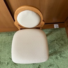 収納付き椅子の画像