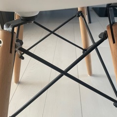 デザインチェア白の画像