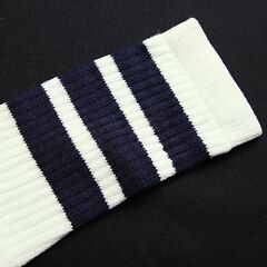 (3963) SkaterSocks (スケーターソックス) ロングソックス 靴下 男女兼用 ソックス チューブソックス Knee high White tube socks with Navy Blue stripes style 1 (22インチ) スケボー SK8 Sの画像