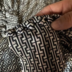 H&M化繊ブラウスLサイズの画像