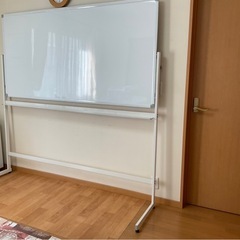 シンプルなホワイトボードの画像
