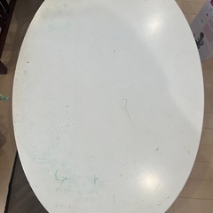 白のオーバル折り畳み机の画像