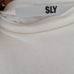 SLY　Tシャツの画像